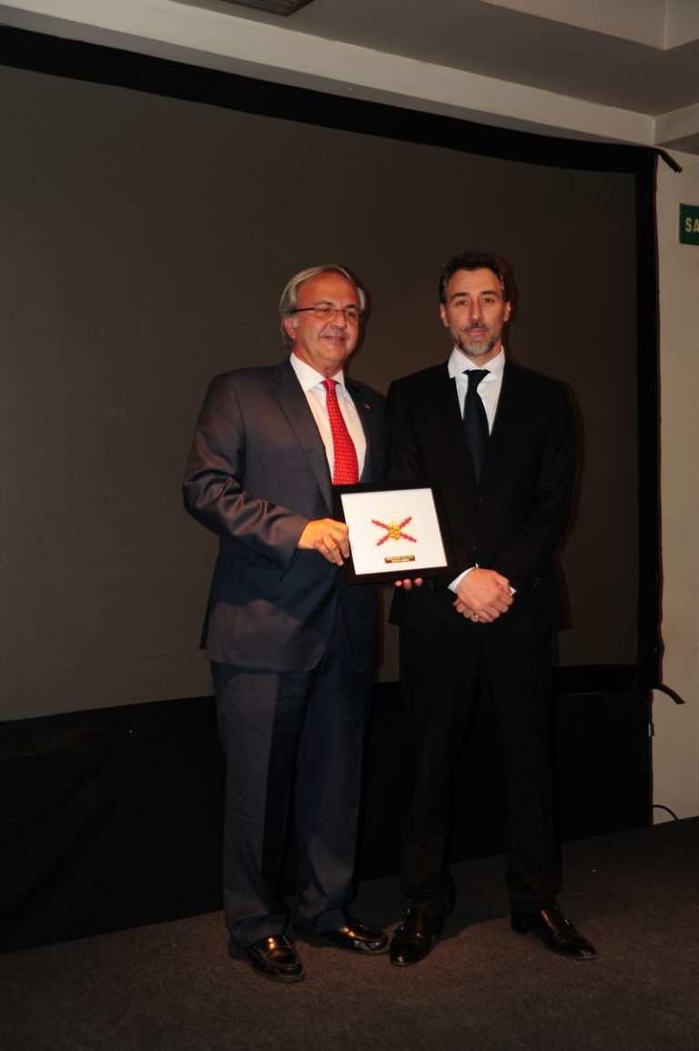 D. Eduardo Robles (Asociación Retogenes) recogiendo su premio
