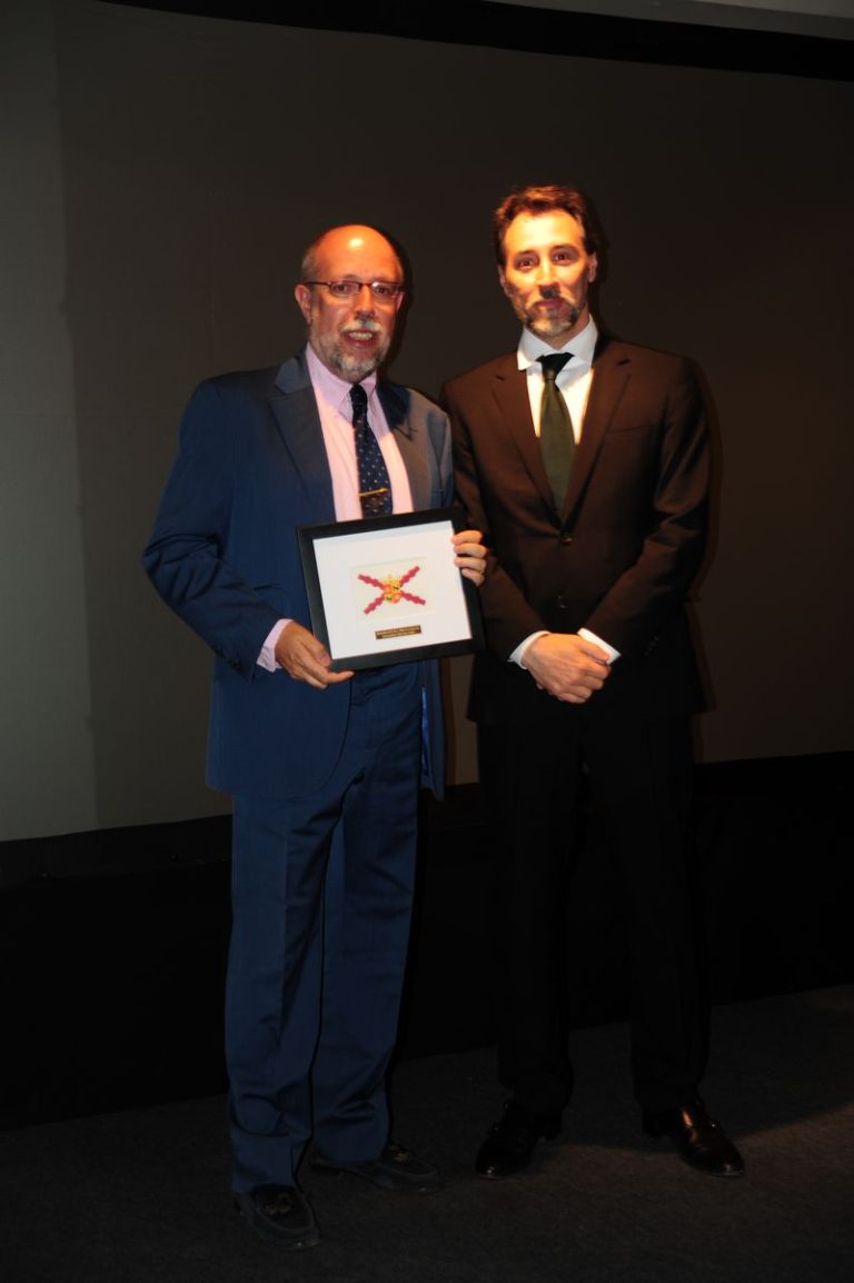 D. Luis Togores (CEU) posa junto a D. Miguel Ángel Gimeno