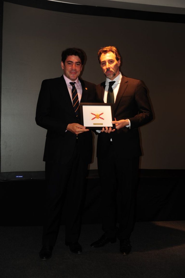 D. David Pérez García recoge su premio