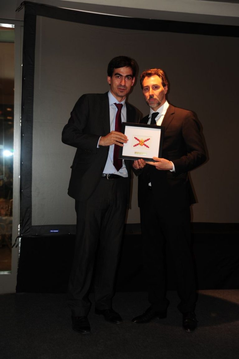 D. José Mª Ciarreta posa con su premio