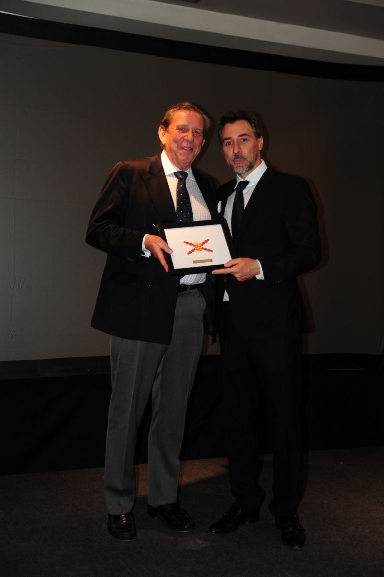 D. Luis Hernando de Larramendi recogiendo su premio